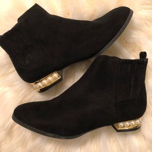 Pearl detailed boots